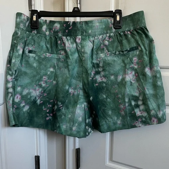 Sweaty Betty Anytime Pull On Short- Green Lavender Meadow Print Size XL/US 12 - Picture 3 of 4